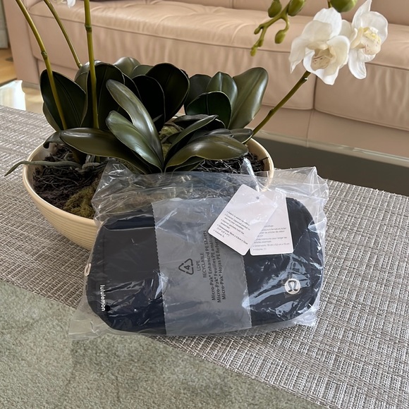 Lululemon Everywhere Waist Bag - Picture 4 of 10